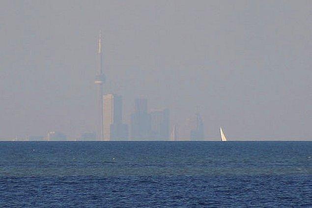Bu teoriyi çürüten meşhur fotoğraflardan biri CN Tower'a ait.