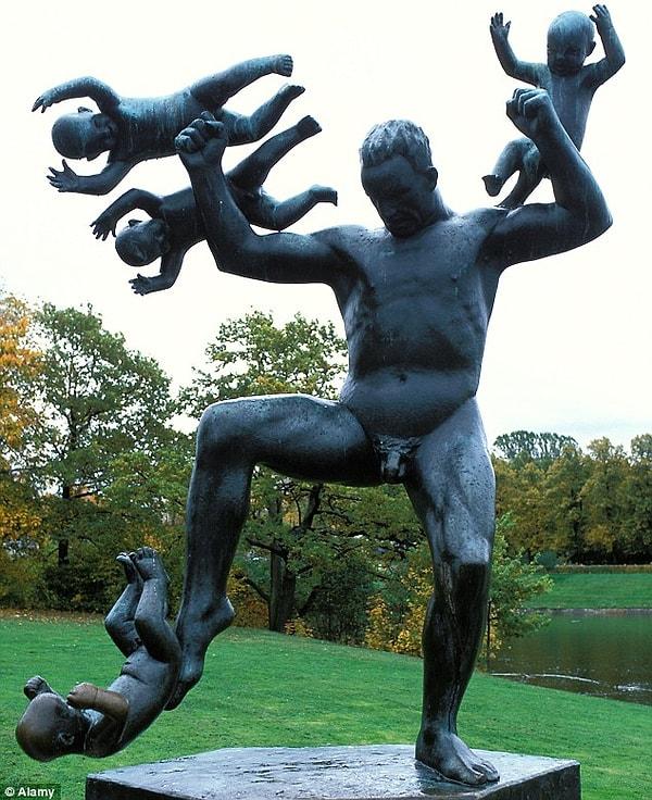 2. Karısı çocukları bırakıp başka adama kaçınca deliren adamın heykeli