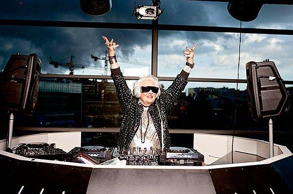 2. Ruth Flowers 72 yaşında ve 68’inde DJ’liğe adımını attı.