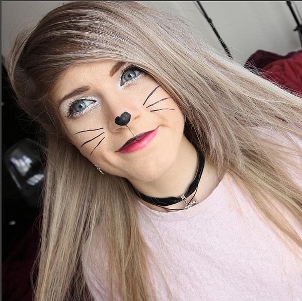 Они написали ей: "Если у тебя проблемы, поставь сердечко под одной из фотографий"