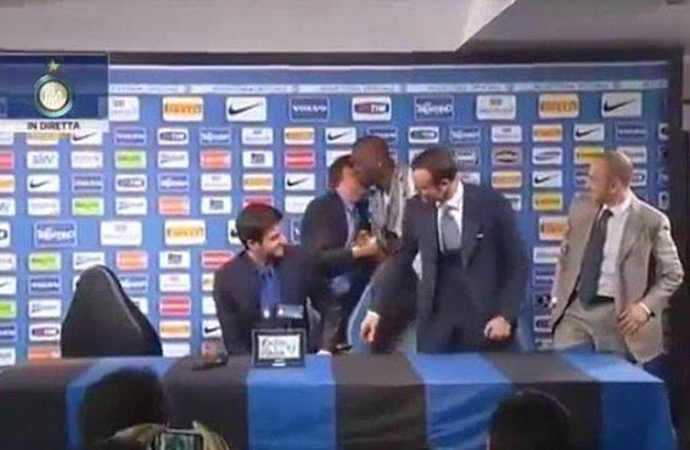 3. Inter yeni teknik direktörünü basına tanıtırken birden toplantı salonuna girdi. Yeni teknik direktörü tebrik edip çıktı.