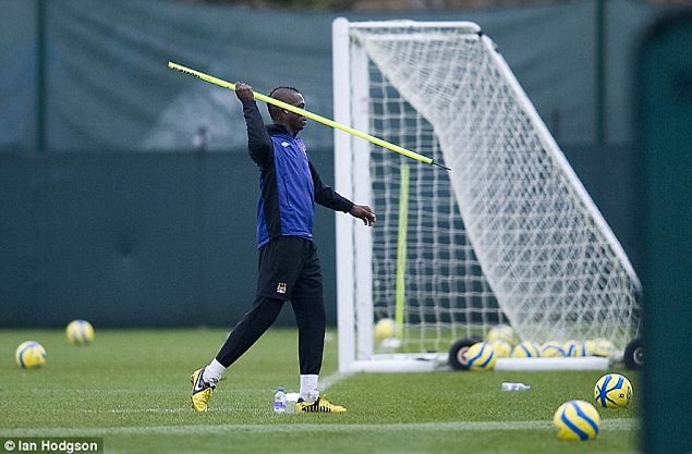 16. Balotelli idman çıkışı takımın altyapı oyuncularına dart atarken yakalandı. 100 bin dolar cezaya çarptırılan futbolcu bunu sadece sıkıldığı için yaptığını söyledi.