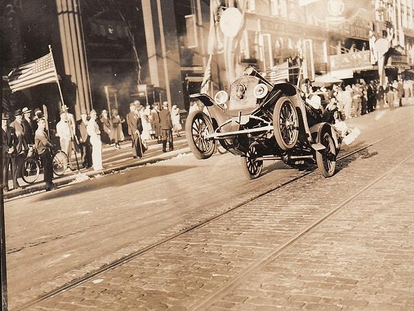 28. Ön tekerlekleri havadayken çekilebilen ilk araba fotoğrafı, 1936.