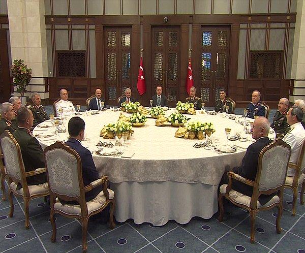 Cumhurbaşkanı Erdoğan YAŞ üyeleriyle akşam yemeğinde bir araya geldi