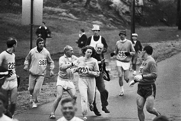 4. Yarış organizatörleri Boston Maratonu'nda sonradan yarış bitirmiş ilk kadın sporcu olacak olan Kathrine Switzer'ın koşmasını engellemeye çalışırken | 1967