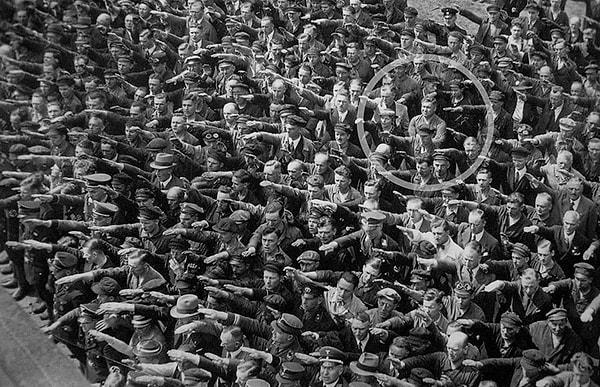 8. Nazi selamı vermeyi reddeden yalnız "adam" | 1936