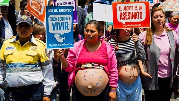 Kürtajın çok tartışmalı bir mesele olduğu Meksika'da, bazı kadınlar kürtaj karşıtı protestolar gerçekleştiriyor