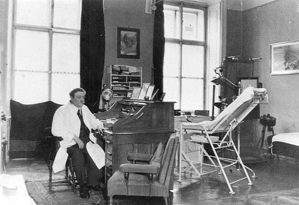 44. Hitler ailesinin yahudi doktoru Eduard Bloch ofisinde çalışırken | 1938