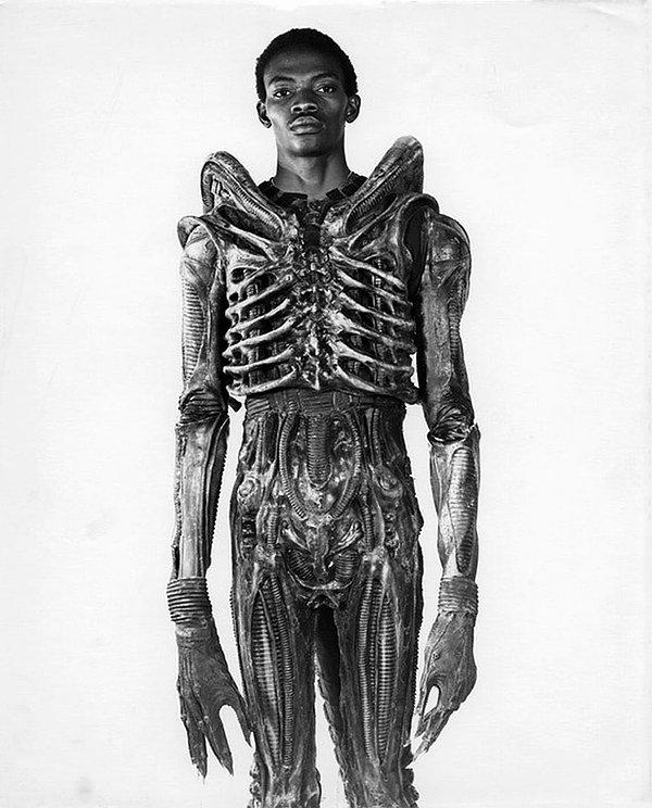 19. Bolaji Badejo, Nijeryalı Tasarım Öğrencisi ve Tek Seferlik Oyuncu, Bilim Kurgu Klasiklerinden Alien'daki Kostümü ile, 1978