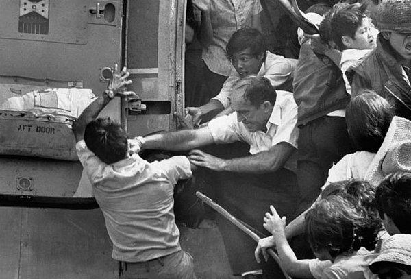 51. 1975'de Saigon'un Tahliyesi Sırasında Amerika Büyükelçiliği'nin Dışındaki Son Araçta Kendine Yer Bulmak İsteyen Güney Vietnamlı Adamı Yumruklayan Amerikalı Adam