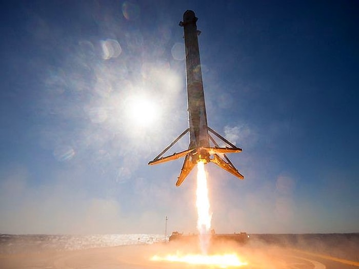 SpaceX Yeryüzüne İndirdiği Roketini Yeniden Ateşledi