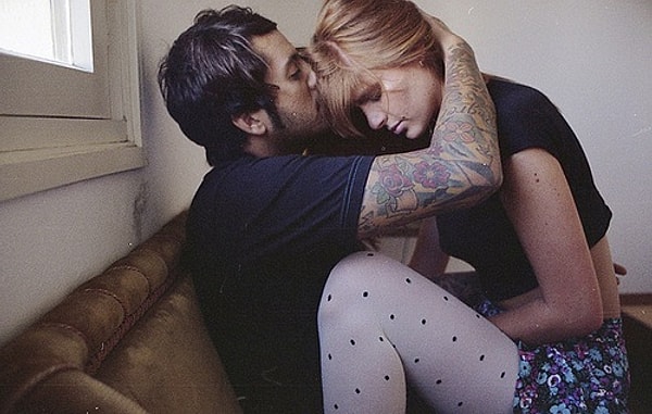 2. "Терпеть не могу, когда парень целует меня в голову во время секса. Бесит"