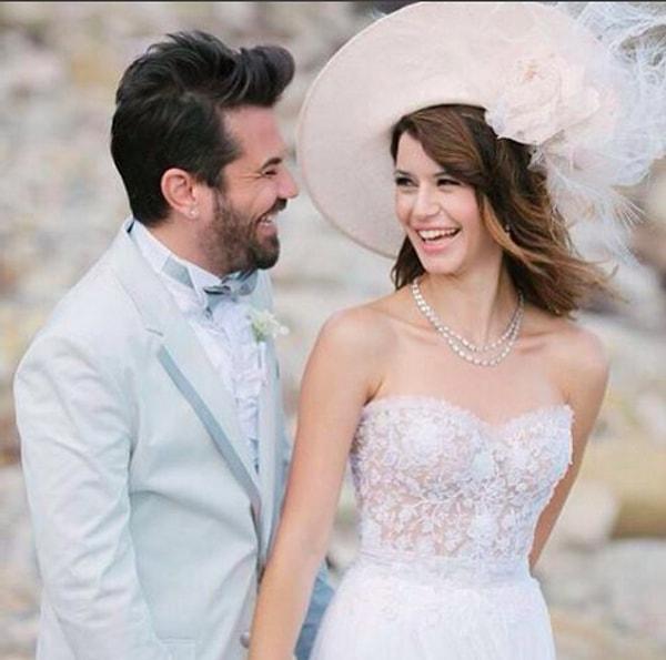 2. Kenan Doğulu, Beren Saat ile evliliğinin ikinci yıldönümünü Instagram'dan yayınladığı romantik bir mesajla kutladı.