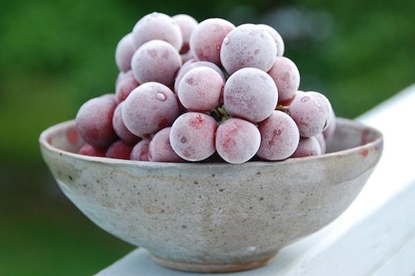 5. Şekerlemeler yerine evde dondurduğunuz üzümlerden yiyin.