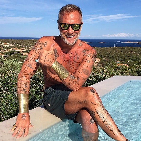 16. Вы только посмотрите на его браслеты! Модник - не иначе.