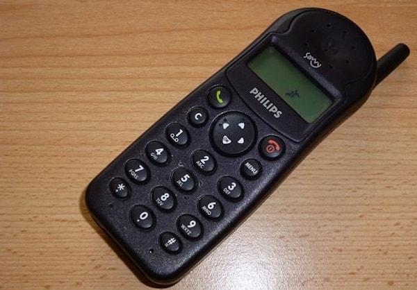 21. Daha sonra, henüz yaygın olarak kullanılamayan cep telefonları furyası başladı.