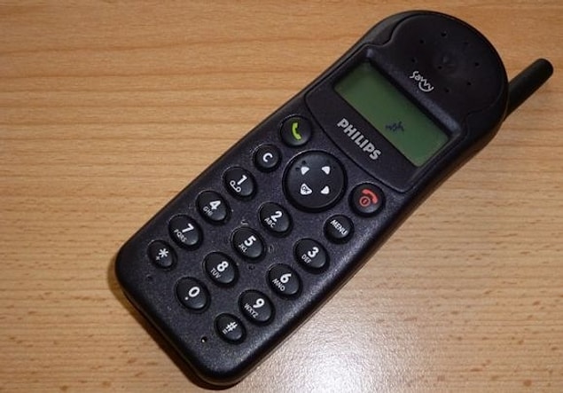 20. Daha sonra, henüz yaygın olarak kullanılamayan cep telefonları furyası başladı.