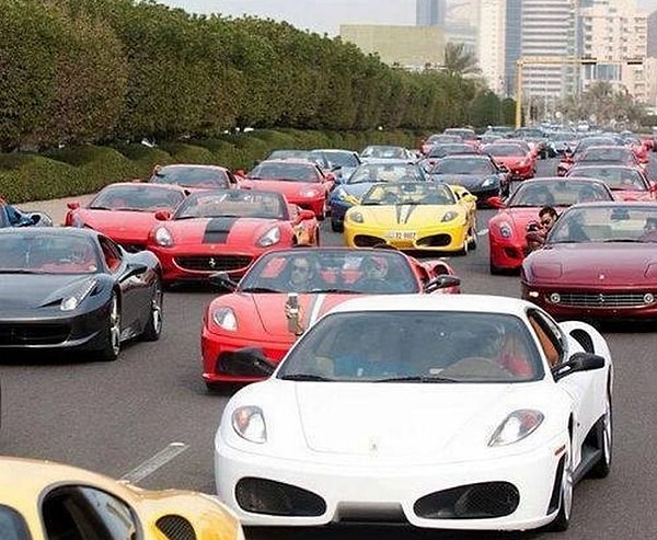 16. В такой пробке со своим BMW от стыда умрешь 😂