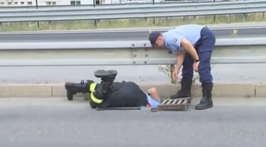 Kanalizasyona Düşen Ördek Yavruları İçin Seferber Olan Güzel İnsanlar