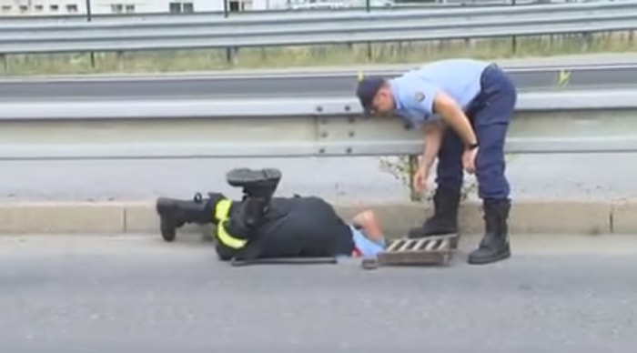 Kanalizasyona Düşen Ördek Yavruları İçin Seferber Olan Güzel İnsanlar