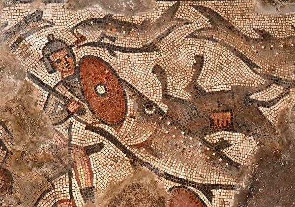 Nuh’un Gemisi’ni betimleyen mozaiklerin benzerleri de bugüne kadar yalnızca Ceraş ve Adana’daki Misis Antik Kenti’nde bulunmuştu