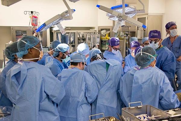 Ameliyata 100'den fazla doktor, hemşire, ameliyat teknisyeni ve destek ekibi çalışacak şekilde hazırlanılır.