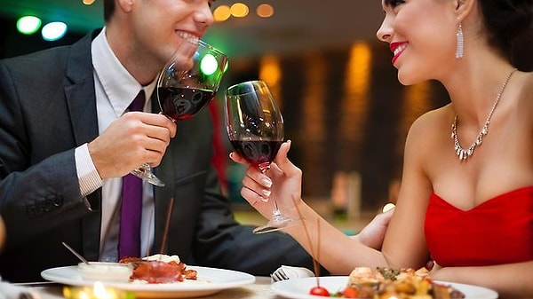 7. Наиболее удовлетворенными своими отношениями (около 91% супружеских пар) оказались те партнеры, которые позволяют друг другу раз в неделю расслабиться с бокалом вина или коньяка.