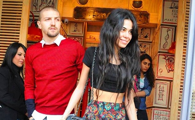 Bildiğiniz üzere, Caner Erkin 6 yıllık eşi Asena Atalay'dan kısa bir süre önce boşandı.
