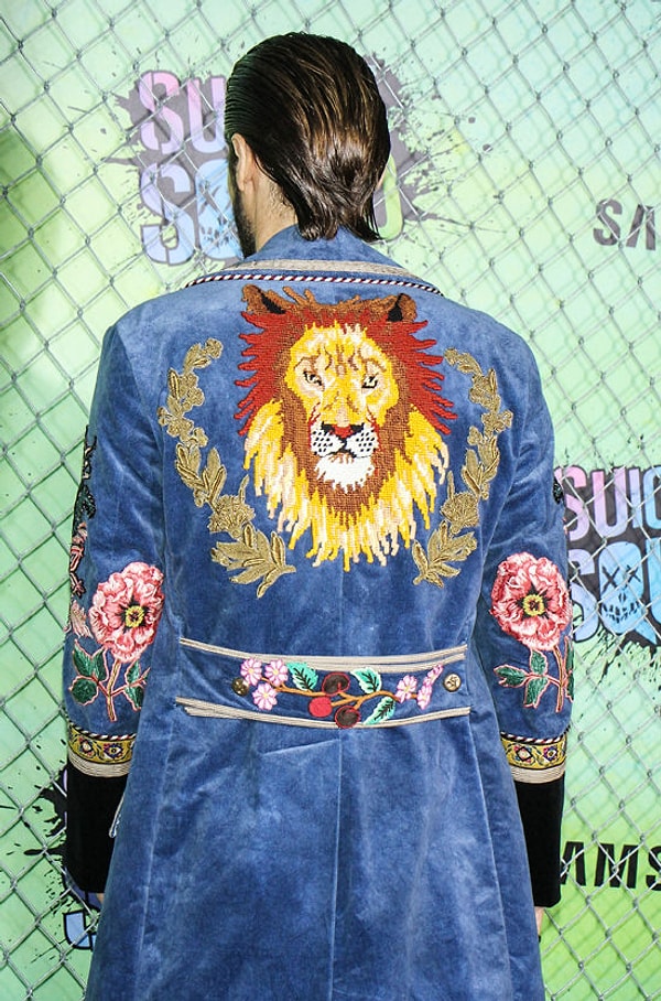 Вы только посмотрите на этого шикарного льва на спине ☟