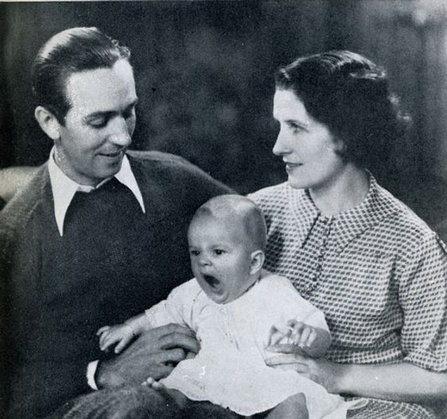 Walt Disney'in yardım için beraberinde getirdiği stüdyo çalışanlarından bir tanesi yardım esnasında çok kötü bir hata yaptı.