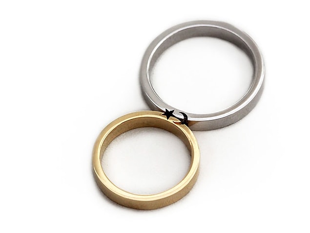 Altın, gümüş, platin gibi metal malzemeden yapılan çeşitli tasarım ürünleri satıyorlar. Yeni gözdeleri ise, çiftlerin birbirini tamamladığını temsil eden bu alyanslar!