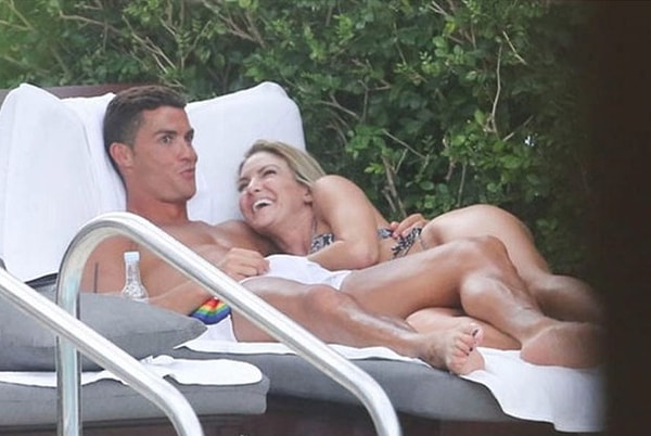 5. В общем, все вполне очевидно: у парня появилась новая подруга.