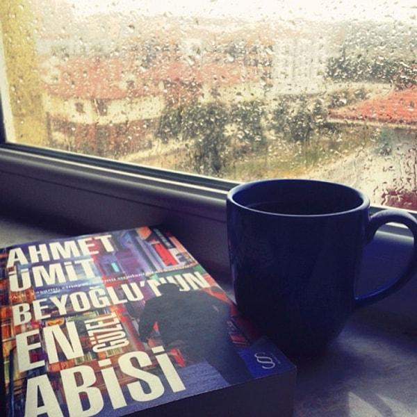 5. Dışarıda yağmur varsa hemen evdeki kitabı alıp cam kenarına salın! Kahve yine yanında olsun.