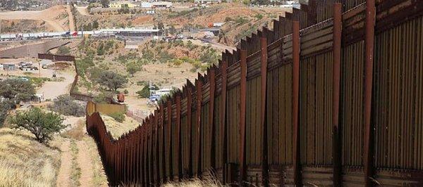 4. Cumhuriyetçi aday ABD ile Meksika arasında büyük, "büyük bir duvar" örmek istiyor