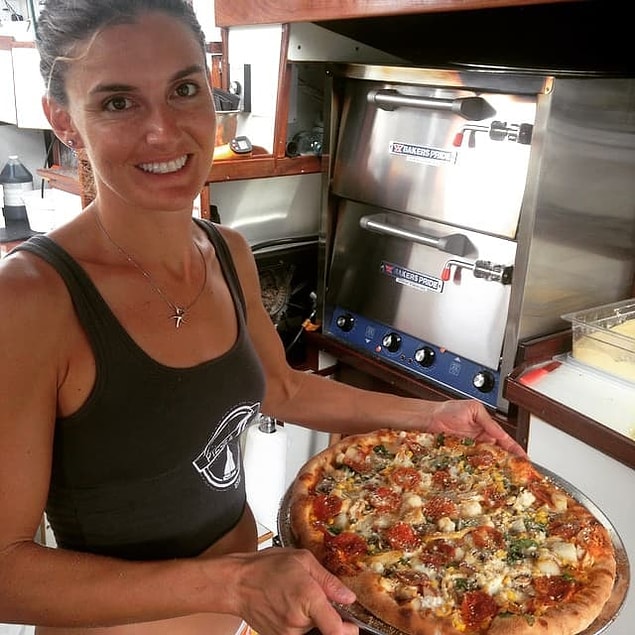 10. Pizza yapmayı da aşçılık okuluna giderek öğrenen çiftimiz böylece Pizza Pi adını verdikleri işletmelerini açmışlar.