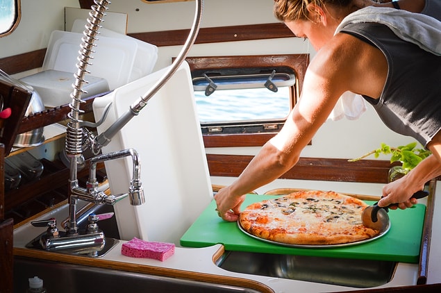 14. Hatta şu anda yaptıkları işte o kadar iyiler ki, bazı turizm sitelerinde Pizza Pi'nin dünyadaki en iyi pizzacı olduğunu söylüyor ve oylamalarda St. Thomas Adası'ndaki birçok restoranı geride bırakarak ilk sırada yer alıyorlar!