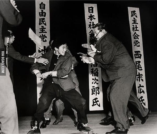 14. 17 yaşındaki Otoya Yamaguchi'nin, Japon politikacı Inejiro Asanuma'yı bıçakla öldürmeden hemen önce çekilmiş bir fotoğraf.