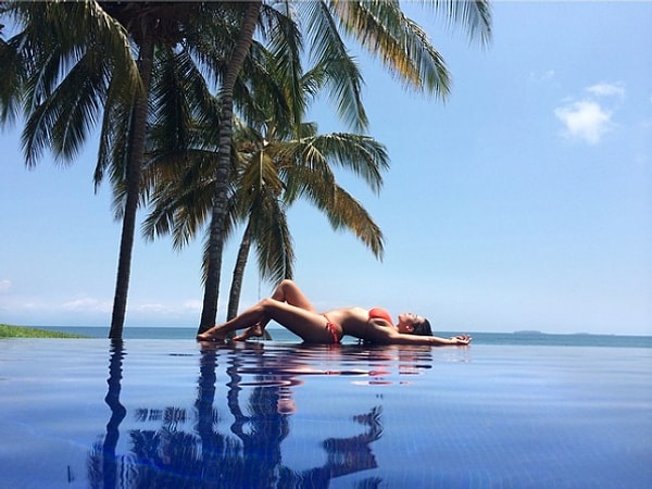 15. А загорает звезда, прямо лежа на воде: