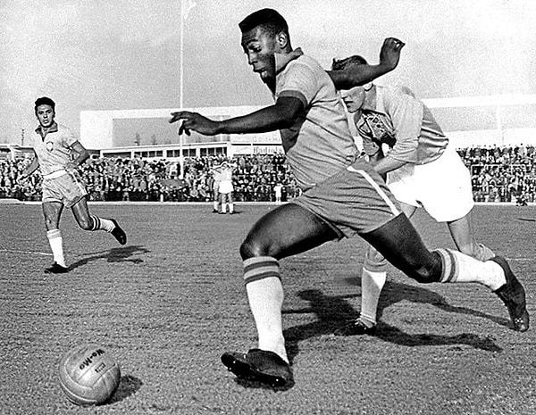 16 yaşındayken Santos takımına transfer oldu. 1956'dan 1974'e kadar bu takımın formasını terletti.