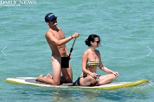 Актер просто взял и решил прокатиться на серфе в обнаженном виде. Лето, жарко. Почему бы и нет?