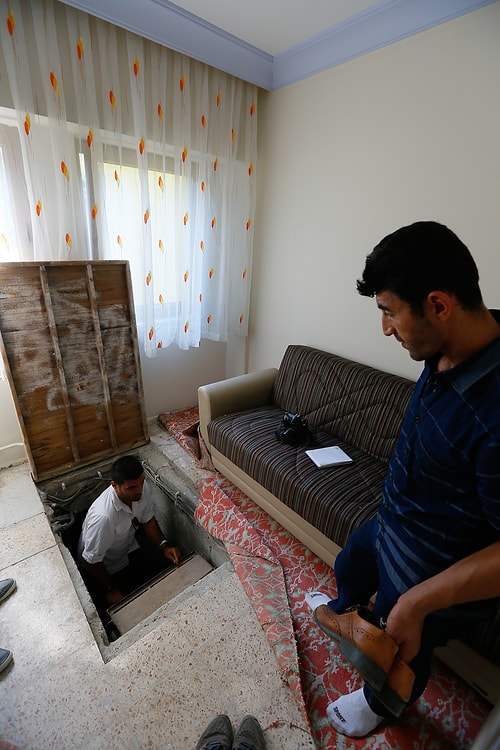 Tünelin çıkışındaki tahta kapak halıyla gizlenmiş