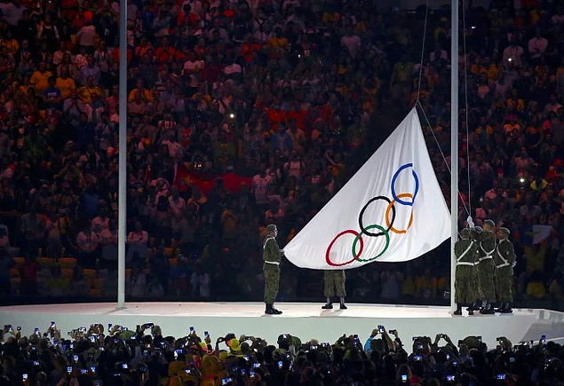 Olimpiyat bayrağı göndere çekildi