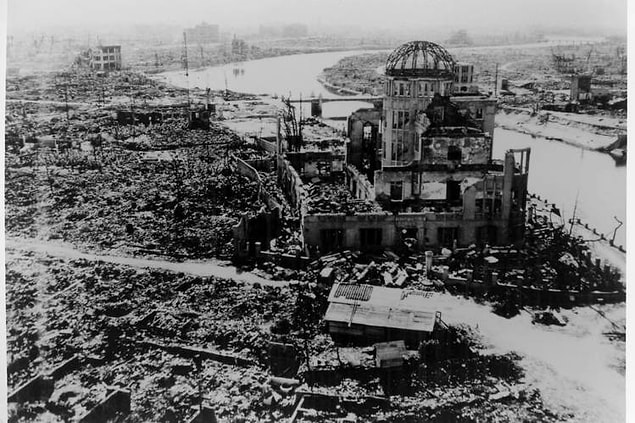 11. Atom bombalarını bırakan Enola Gay uçağında 12 kişilik bir mürettebat ekibi bulunmaktaydı.