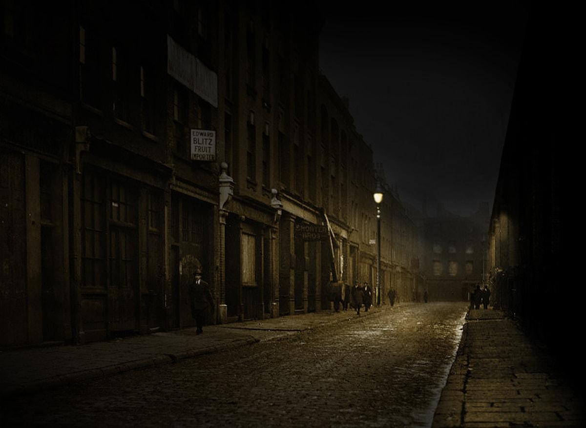 Викторианский Лондон закоулок. Переулки Лондона 19 века. Мрачный переулок 19 век Лондон. Старинные улицы ночью. Lost london
