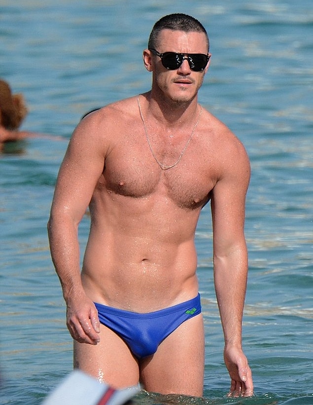 14. Luke Evans, günümüzde yok olmaya yüz tutmuş slip mayoyu sahillere inatla taşıyan bir isim. Söylediğine göre slip mayodaki rahatlık hiçbir şeyde yokmuş.