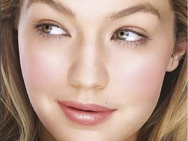 Ünlü model Gigi Hadid'in son dönemde sıkça askı küpeleri tercih etmesi, bu trendin dikkat çekmesinde etkili oldu.
