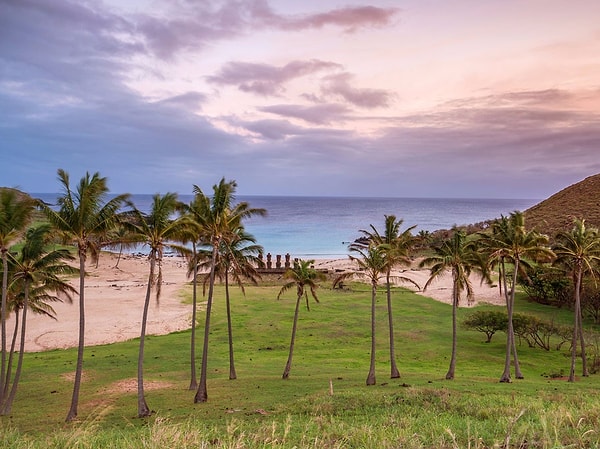 25. Пляж Анакена на Острове Пасхи, Чили.