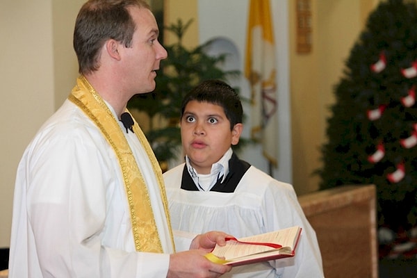 9. Он что, ни разу не видел священника так близко?