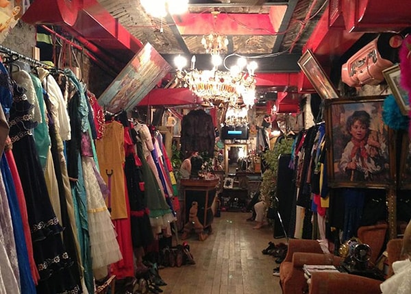 8. Владеть магазинчиком с ретро-нарядами.