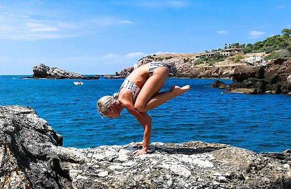 Kendisi yogaya öyle bir gönül vermiş ki; onu sahillerde ya da kayalıkların üstünde yoga yaparken görmek mümkün.